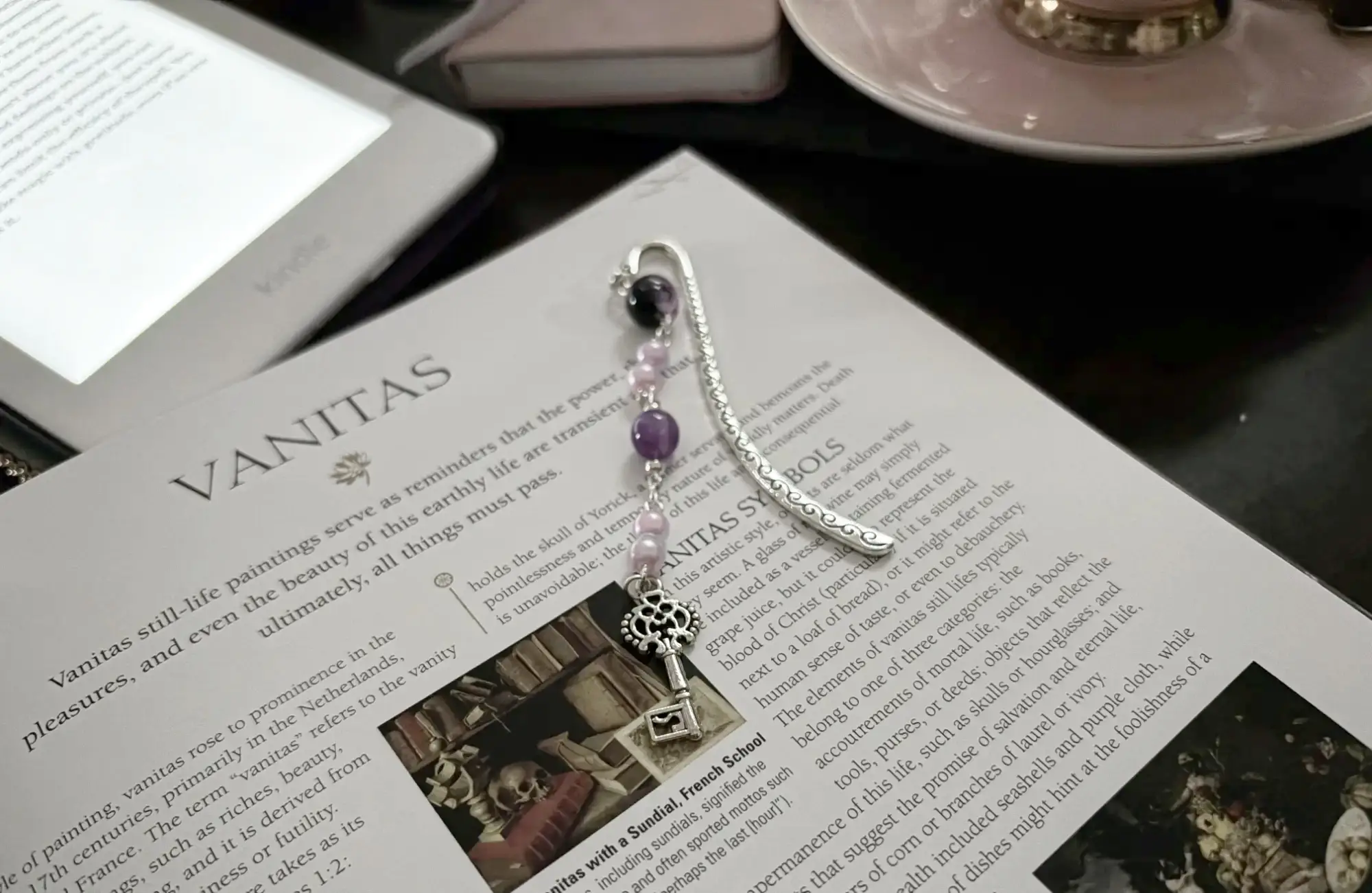 The Ultimate Gift Guide for Book Lovers Who Love Aesthetic Things